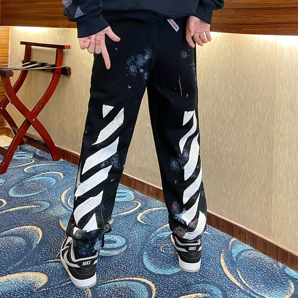 ♻️💯Refer to the model picture for the upper body❤️Examined version OFF 17FW WHITE Starry Sky Fireworks Splash Ink OW Sports Autumn and Winter Sweatpants Casual Pants for Men and Women. The firework color is obtained through contrasting printing. There are eight panels in the whole body. Seven color sets and eight panels are divided into eight printings. The first layer is gray, the second layer is white, the third layer is yellow, the fourth layer is green, the fifth layer is blue, the sixth layer is purple, the seventh layer is orange, and the last layer is arrow paint printing. The seven colors are layered on top of each other, and new colors will appear. The arrows on the back and the squares on the front are first glued and then hung four times in a row. The paint has a distinct concave and convex feeling. Quality depends on the details. The blue letters are electrostatic three-dimensional flocking. They are done separately first and then printed through high-temperature thermal transfer. The difficulty is unprecedentedly high. The total number of fireworks series produced exceeds 50,000 pieces, and more than half of the ones seen on the market are from my home!  Size: XS-L Color: Black (The waist is elastic and can be enlarged) P: 380